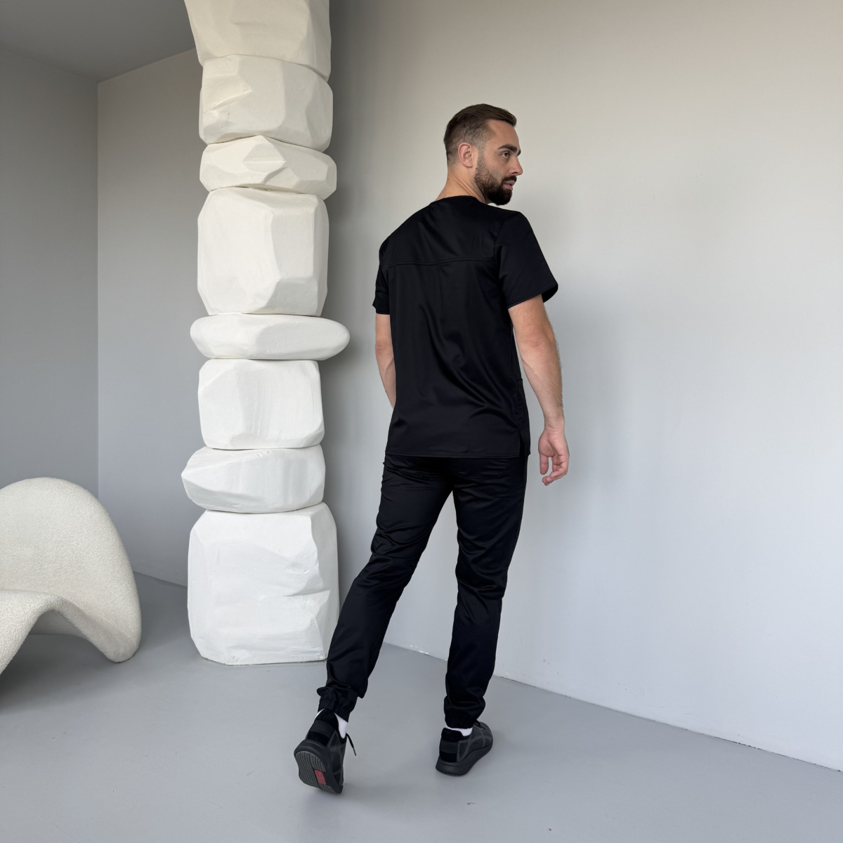 Медичний чоловічий костюм Revolution з V-подібним вирізом чорний - Зображення 6