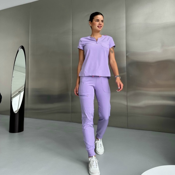 Женский медицинский костюм Med Couture лилового цвета