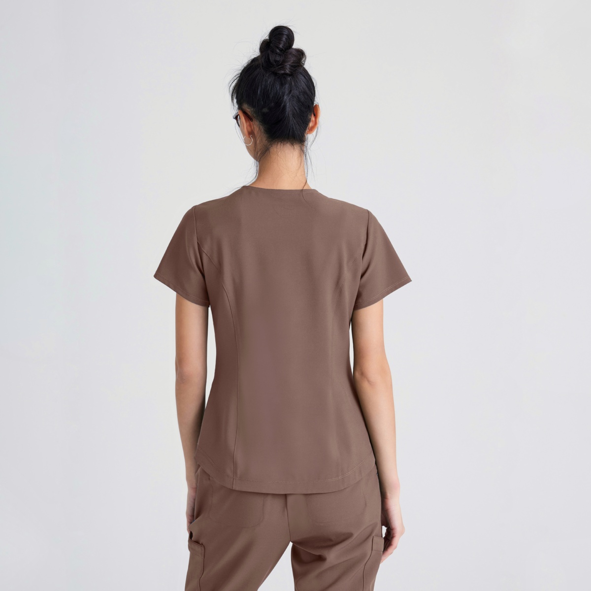 Медичний костюм із колекції Grey's Anatomy™ by Barco Evolve кавового кольору - Зображення 5