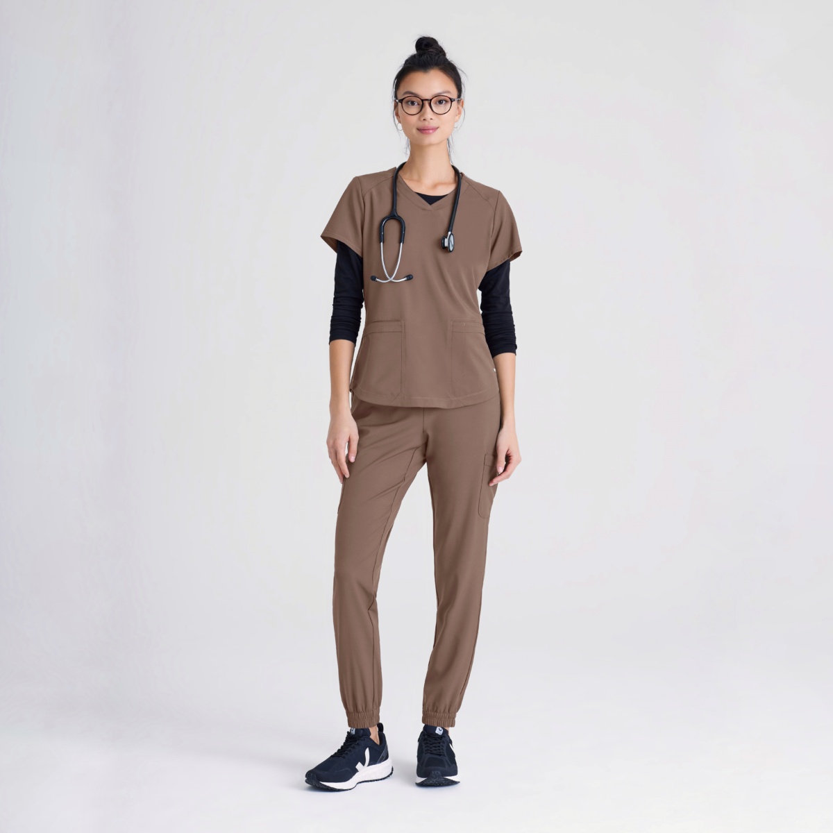 GSST180 2314 GSSP625 2314 02 Медичний костюм із колекції Grey's Anatomy™ by Barco Evolve кавового кольору - Зображення 1