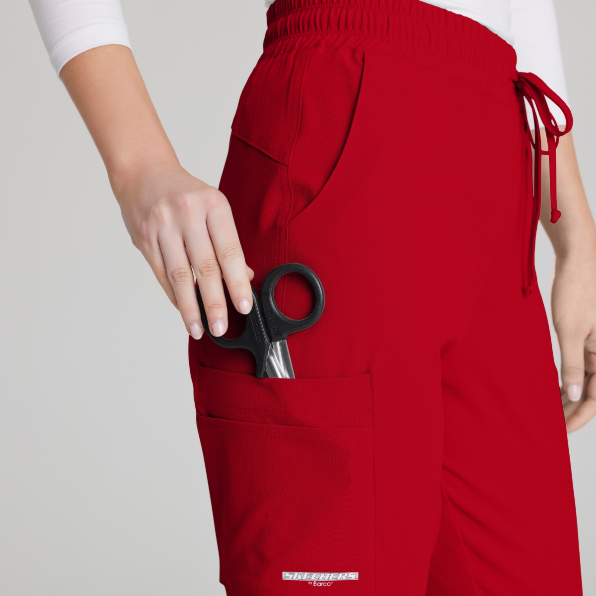 Жіночий медичний костюм Skechers червоного кольору - Зображення 10