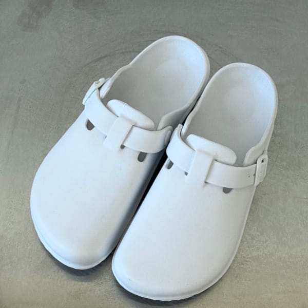 Сабо медицинские Plum белые с ремешком AT0225 WHT UNISEX