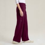 Женский медицинский костюм Grey's Anatomy Spandex Stretch винного цвета с широкими брюками (Win) — изображение 5