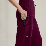 Женский медицинский костюм Grey's Anatomy Spandex Stretch винного цвета с широкими брюками (Win) — изображение 7