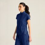 Женский медицинский костюм Grey's Anatomy синего цвета с топом на молнии и широкими брюками (Indigo) — изображение 7