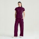 Женский медицинский костюм Grey's Anatomy Spandex Stretch винного цвета с широкими брюками (Win) — изображение 10
